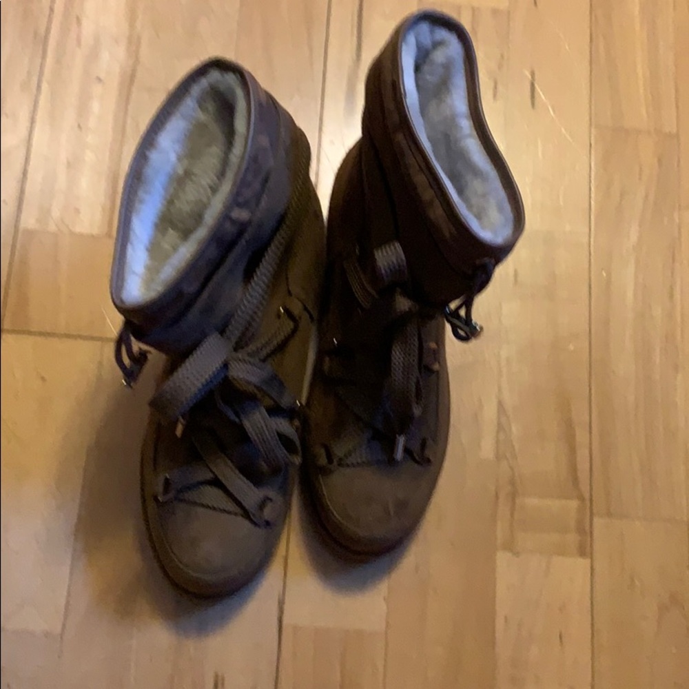 Medium brown size 7 (guess brand boots)